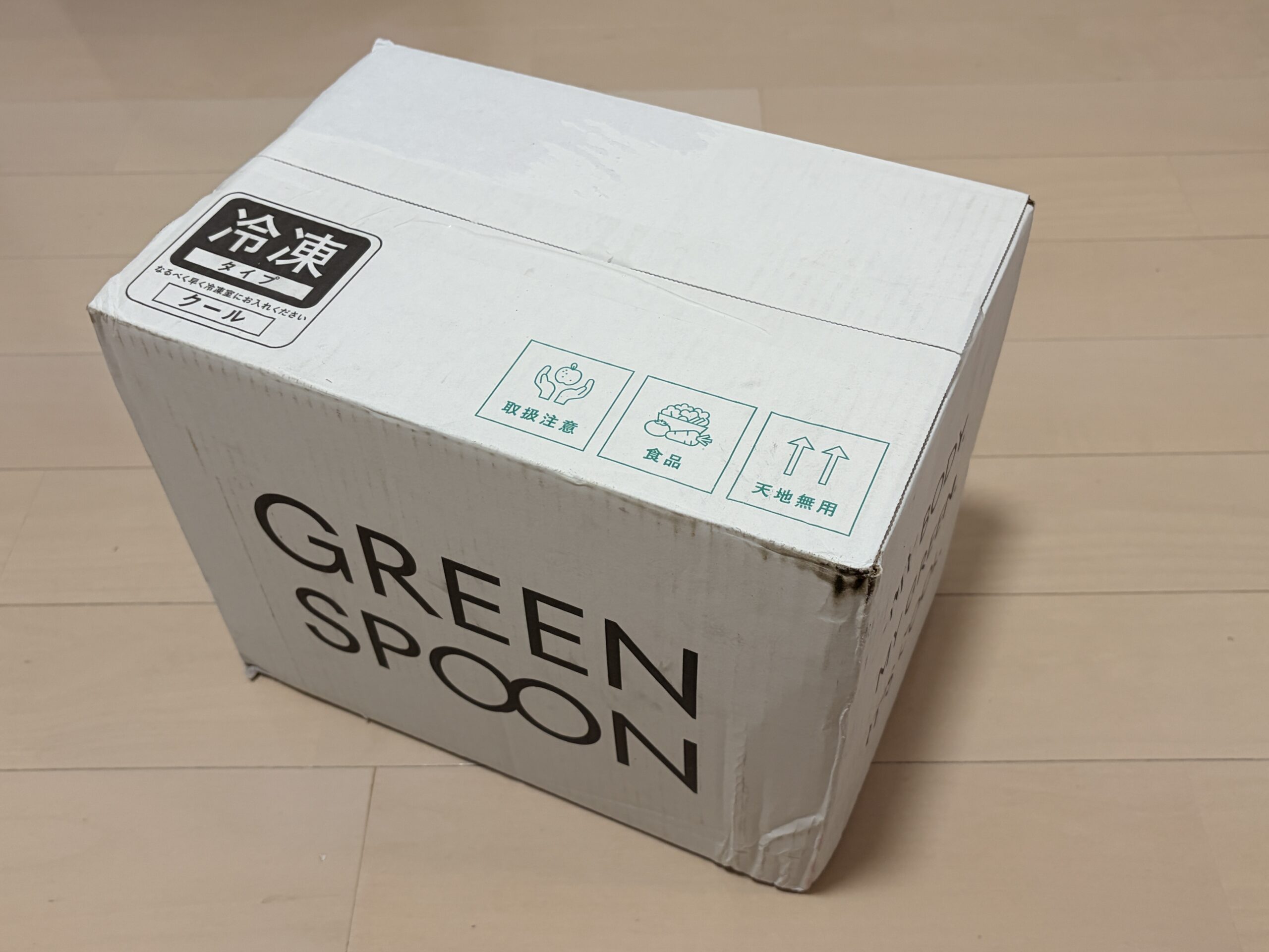 GREEN SPOONのロゴが印刷された段ボール箱